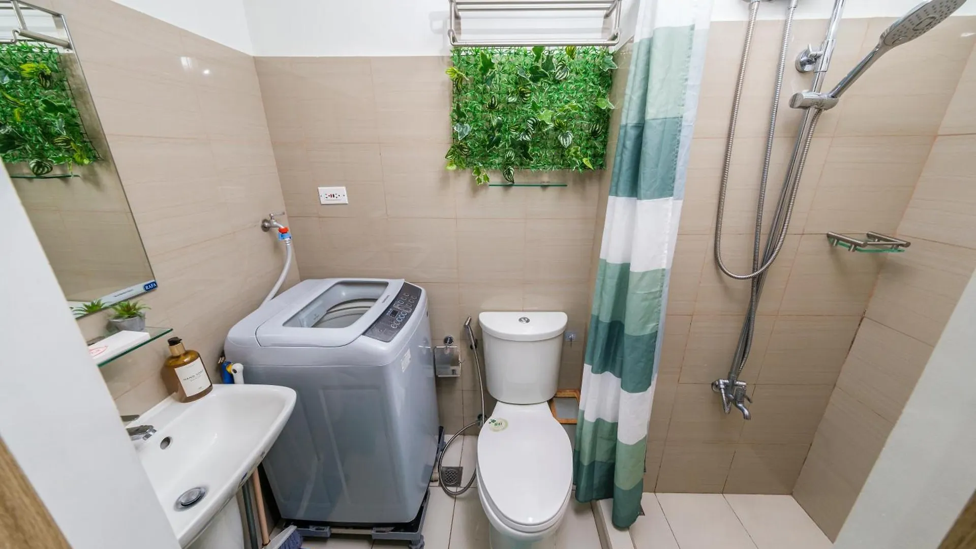 2 Side-By-Side P00L Front Condos, 6 Beds, 2 Cr, 2 Kitchen For 10 Guests At Moa Manila Philippines